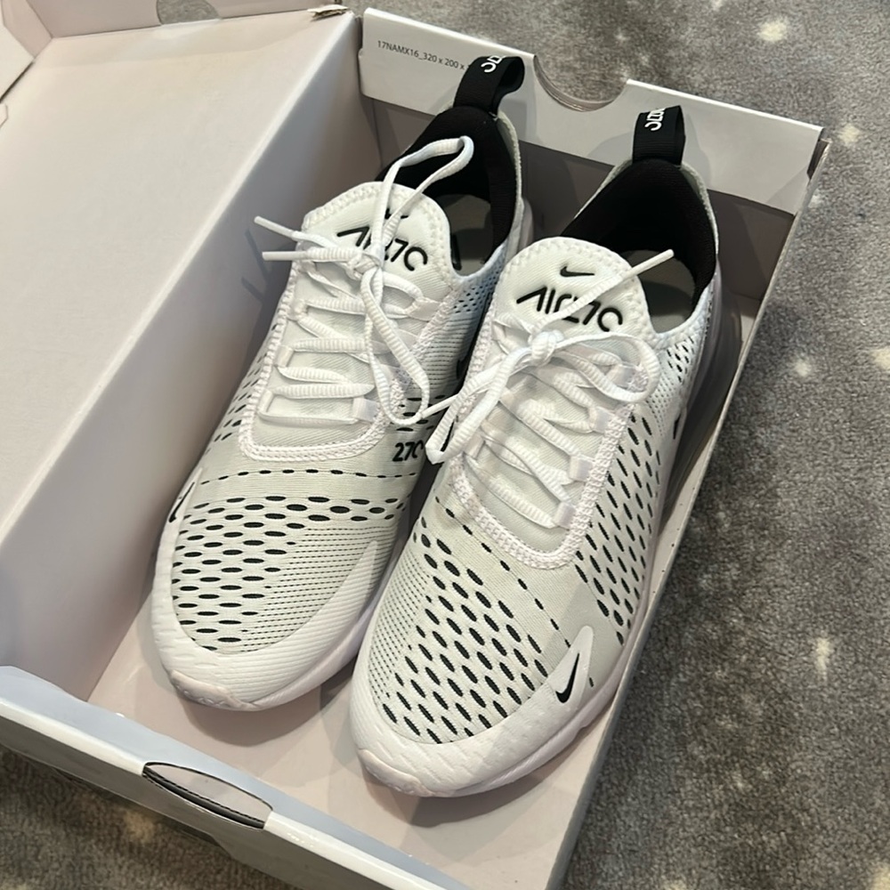 Nike Women’s Air Max 270 - like new - women’s size 8